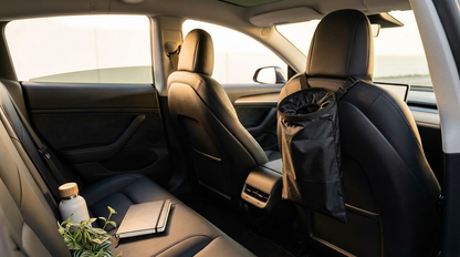 Interior del coche organizado con el cubo de basura
